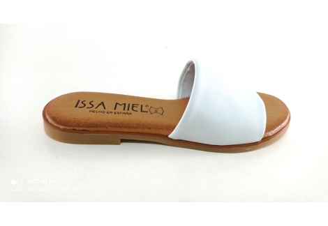 Isa Miel chancla pala en blanco