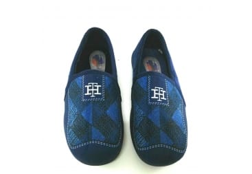 Zapatilla de casa azul cerrada