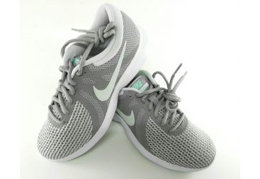 Deportivo gris NIke cordonera trasnpirable peso pluma