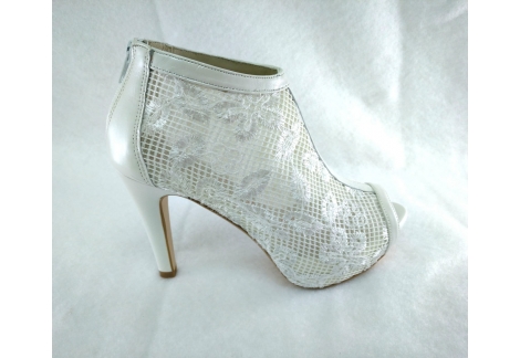 Zapato en color blanco abotinado Laura Amat