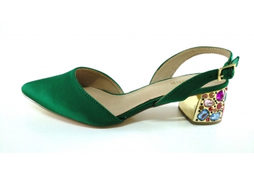 Zapato punta cerrada verde tacón piedras