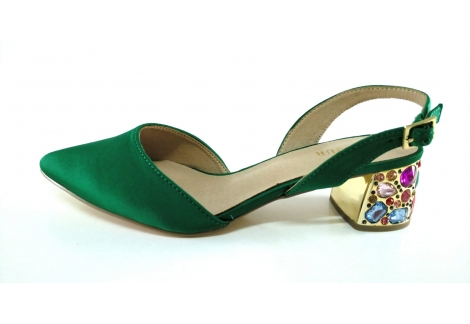 Zapato punta cerrada verde tacón piedras