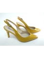 Patricia Miller señora zapato amarillo