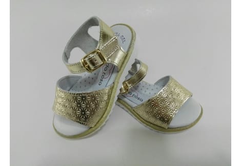 Sandalia de piel oro grabada